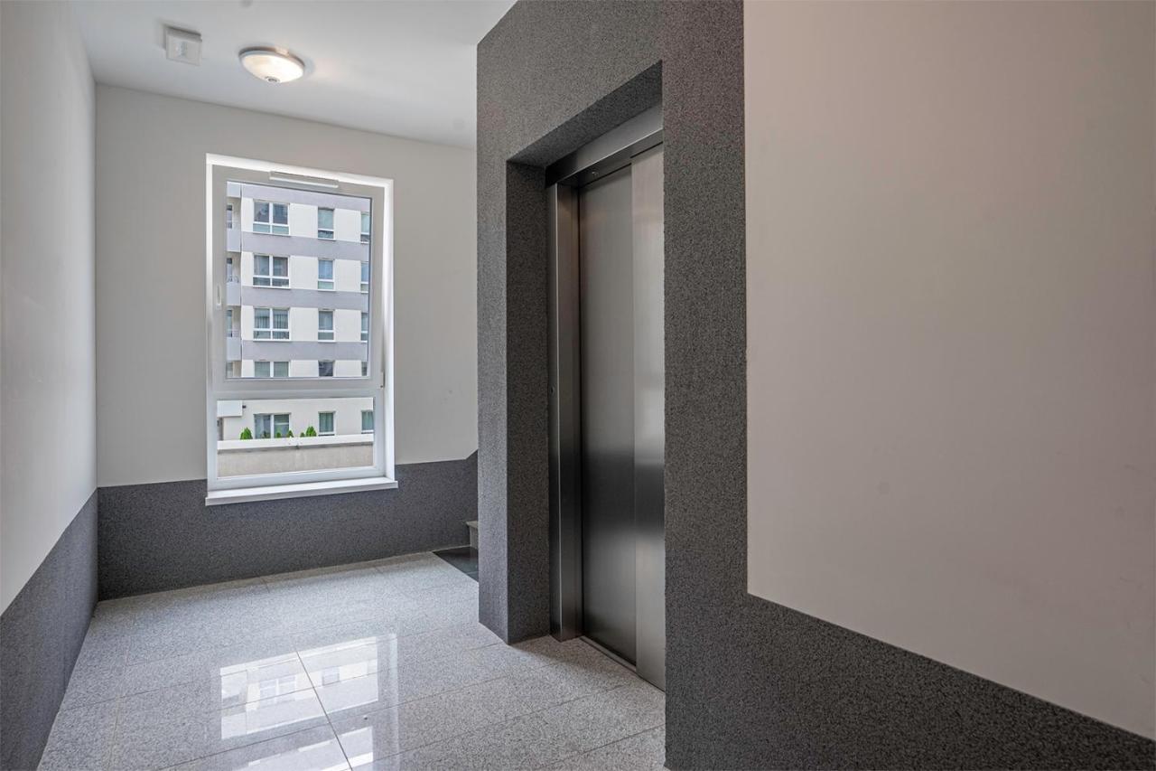 Lotnisko Chopina Modern Apartment Варшава Екстериор снимка
